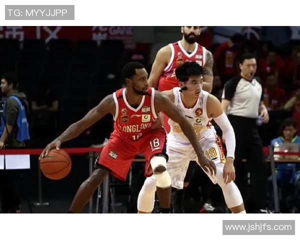 广州篮球队实力引发热议球迷对球队表现的不同看法与争论