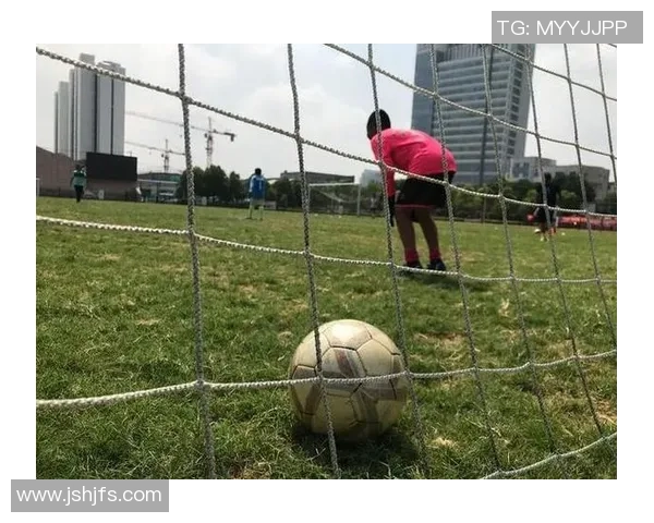 足球明星与孩子们共度快乐时光在绿茵场上尽情挥洒青春梦想